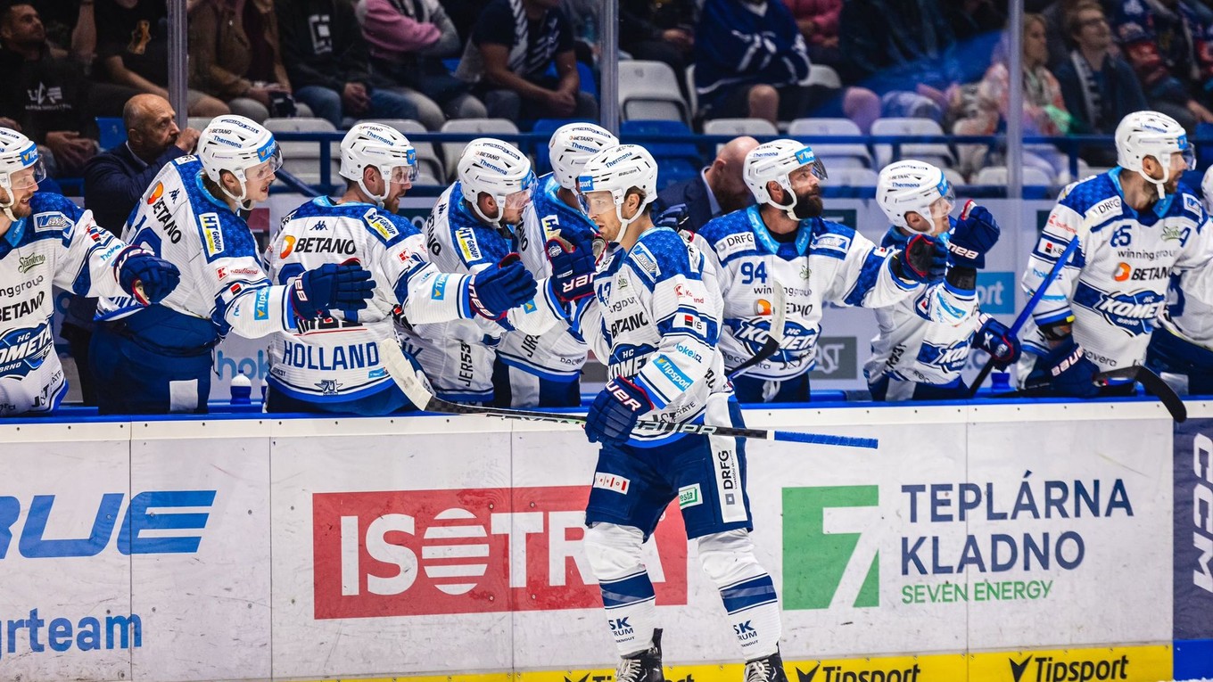 Hokejisti HC Kometa Brno sa tešia po góle. 