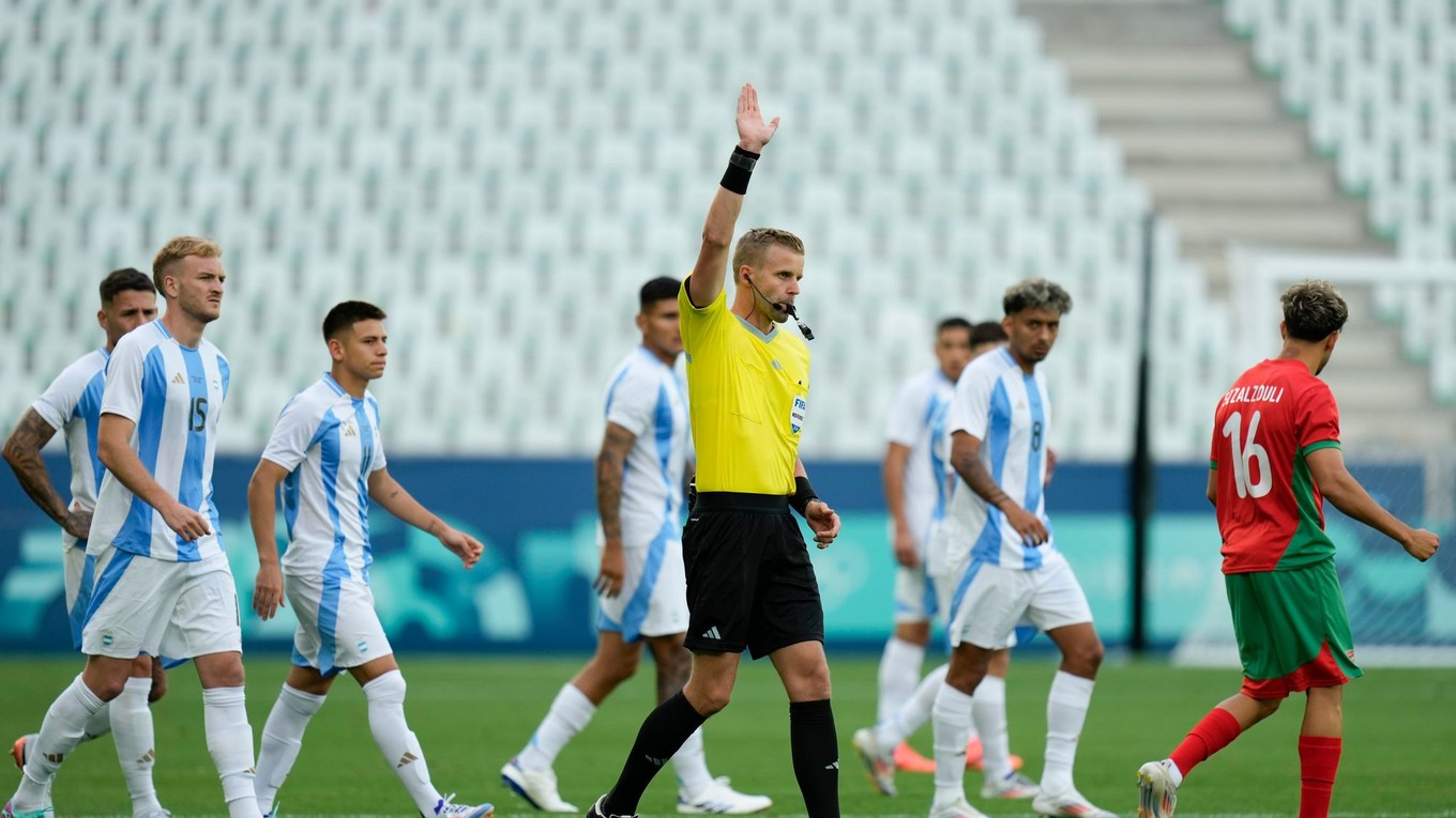 Hlavný rozhodca Glenn Nyberg neuznáva vyrovnávajúci gól argentínskeho hráča Cristiana Medinu.