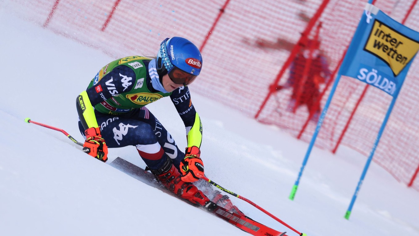 Mikaela Shiffrinová na trati v 1. kole obrovského slalomu v Söldene 2024.