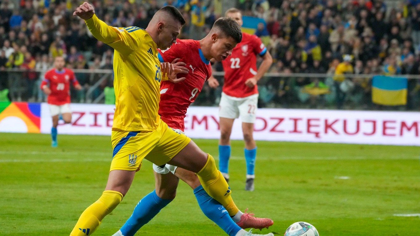 Oleksandr Zubkov a Adam Hložek v zápase Ligy národov Ukrajina - Česko