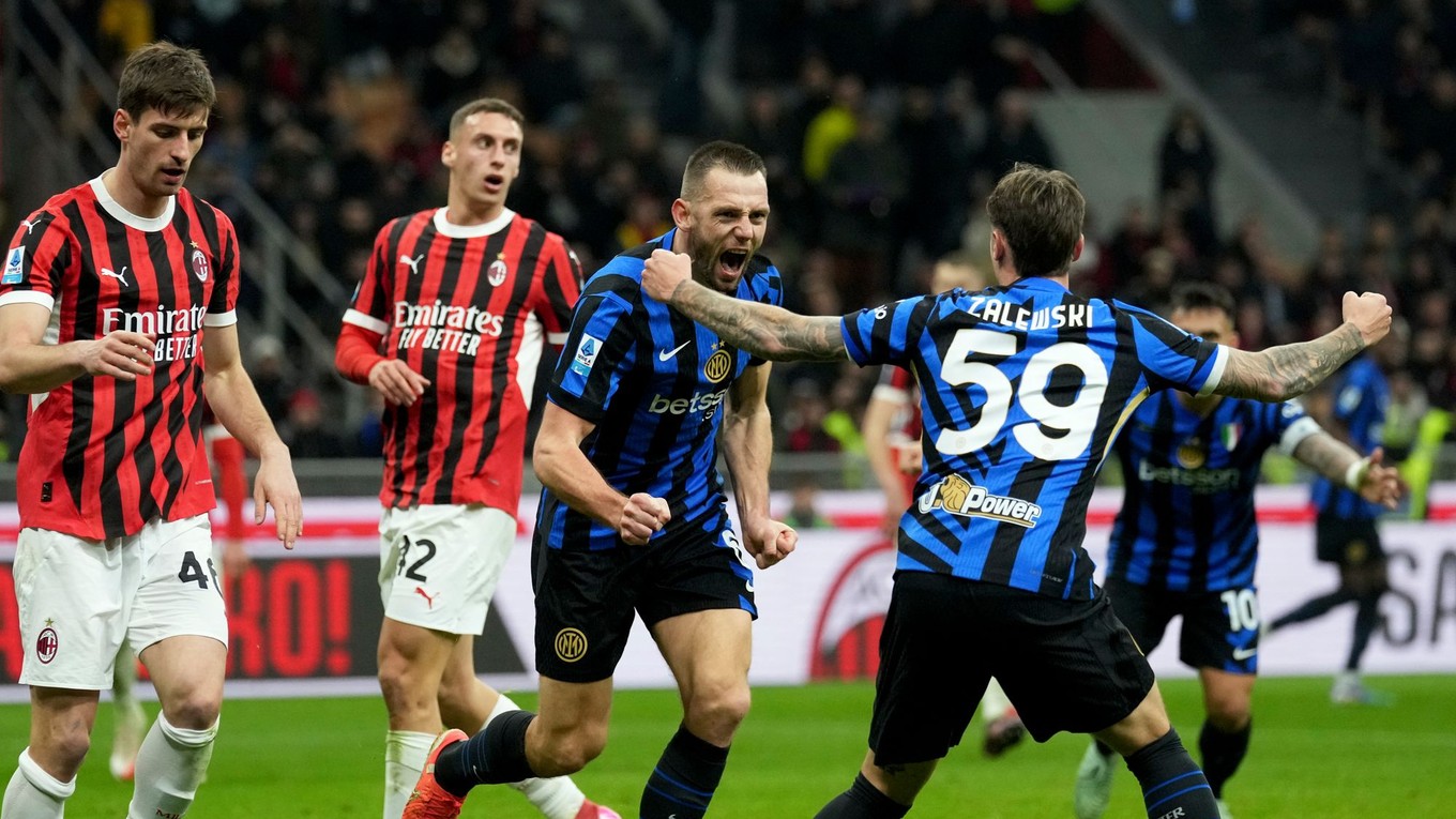 Stefan de Vrij (v strede) sa teší po strelenom góle v zápase AC Miláno - Inter Miláno v 23. kole Serie A.