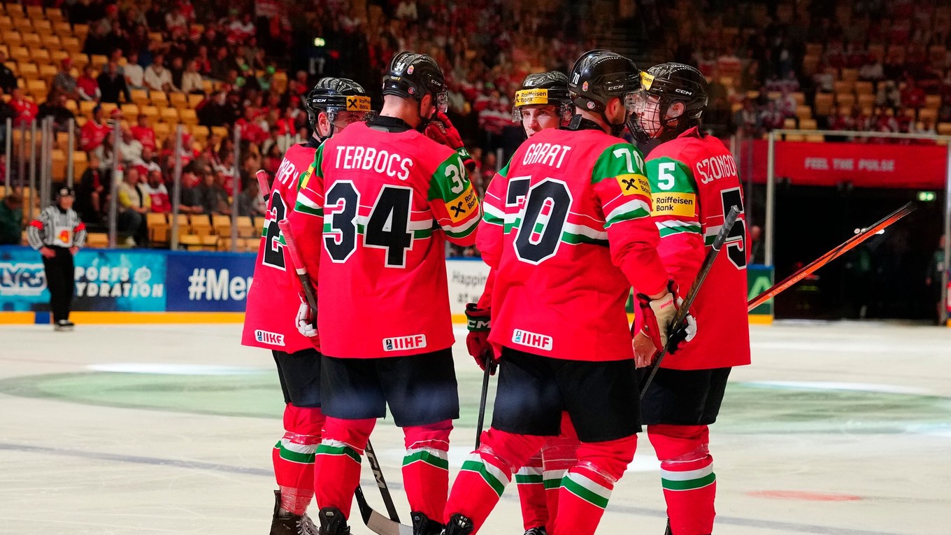 Maďarskí hokejisti po strelenom góle v zápase Maďarsko - Dánsko v skupine B na MS v hokeji 2025.