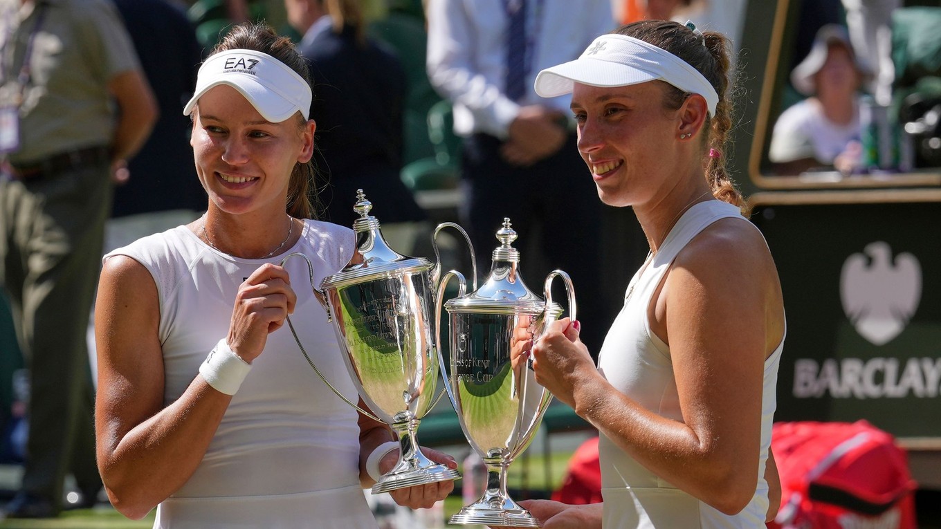 Veronika Kudermetovová (vľavo) a Elise Mertensová s trofejami po víťazstve vo štvorhre žien vo Wimbledon 2025.