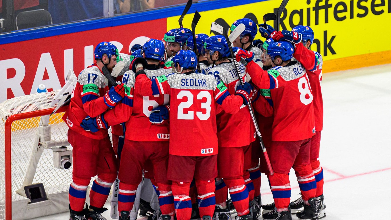 Na snímke hokejisti Česka sa tešia z víťazstva po zápase základnej B-skupiny Slovensko - Česko.