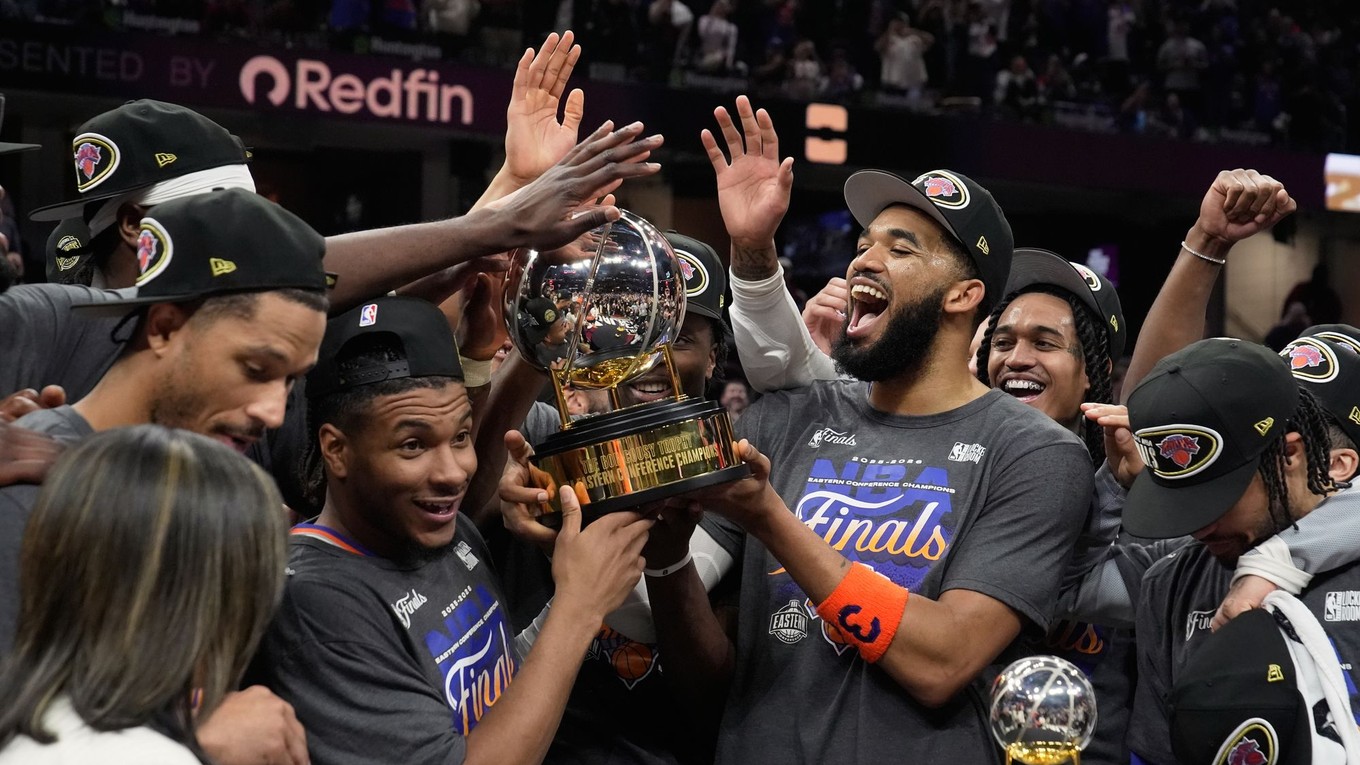 Basketbalisti New York Knicks sa tešia z trofeje po postupe do finále NBA.