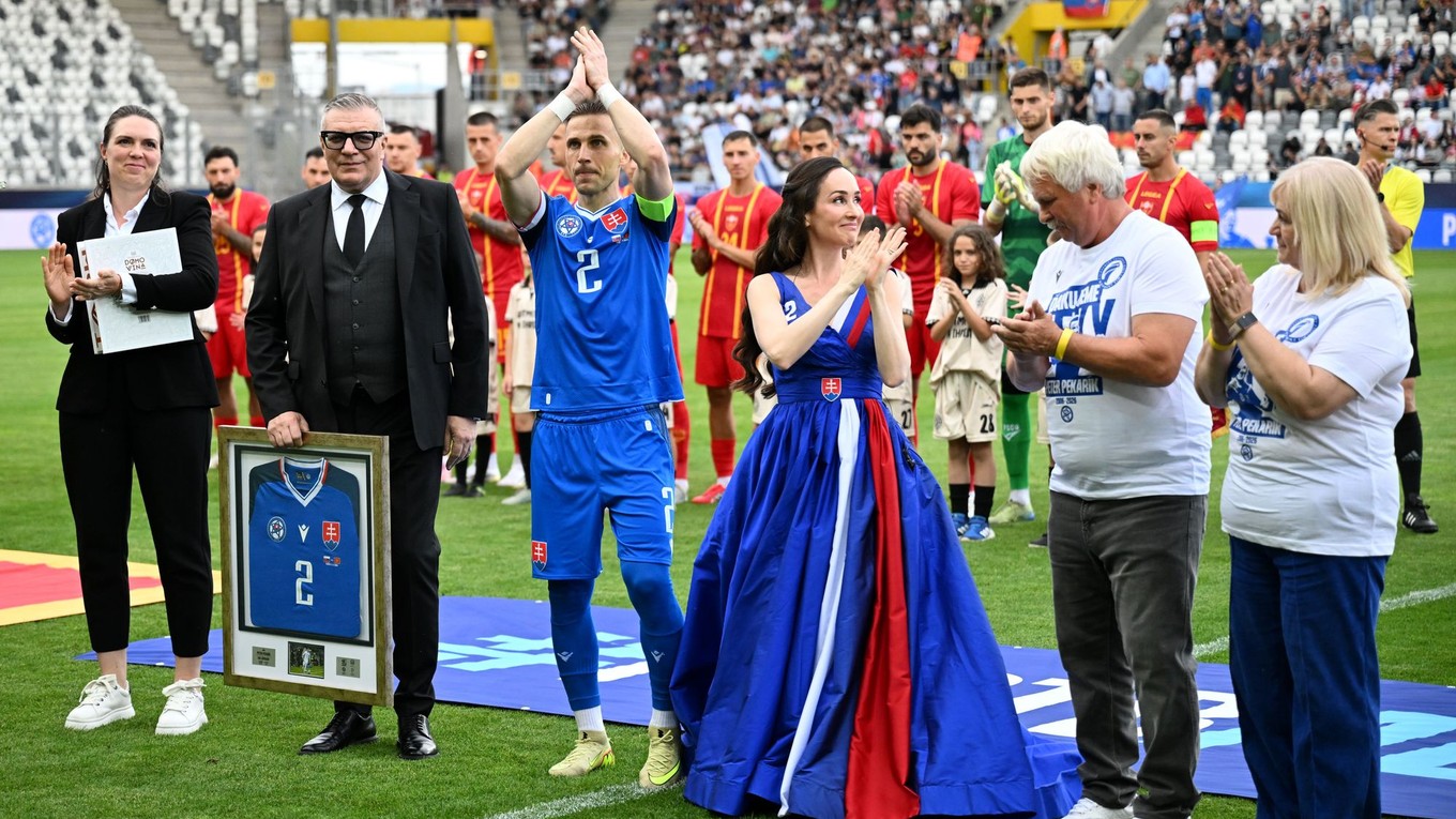 Na snímke dlhoročný slovenský futbalový reprezentant Peter Pekarík (tretí zľava), ktorému prezident Slovenského futbalového zväzu (SFZ) Ján Kováčik (vľavo) odovzdáva pamätný dres s číslom 2.