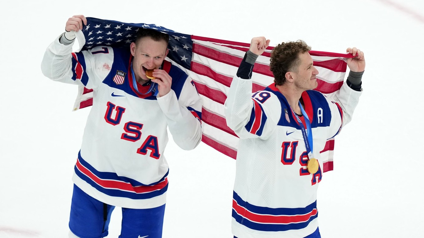 Americkí hokejisti Brady Tkachuk a Matthew Tkachuk budú hrať spolu za Floridu.