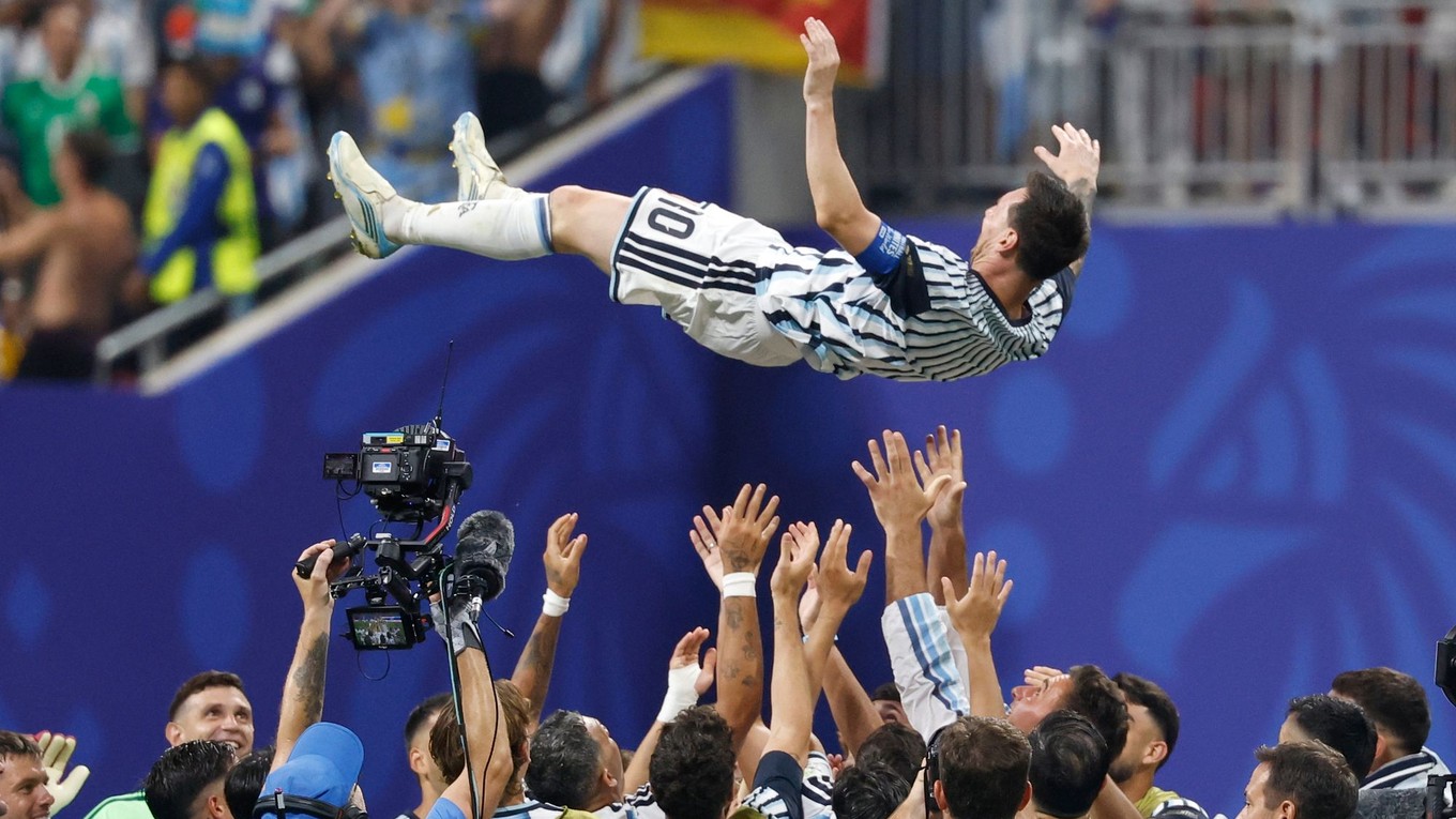 Lionel Messi (10) lietal vo vzduchu.
