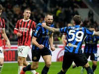 Stefan de Vrij (v strede) sa teší po strelenom góle v zápase AC Miláno - Inter Miláno v 23. kole Serie A.