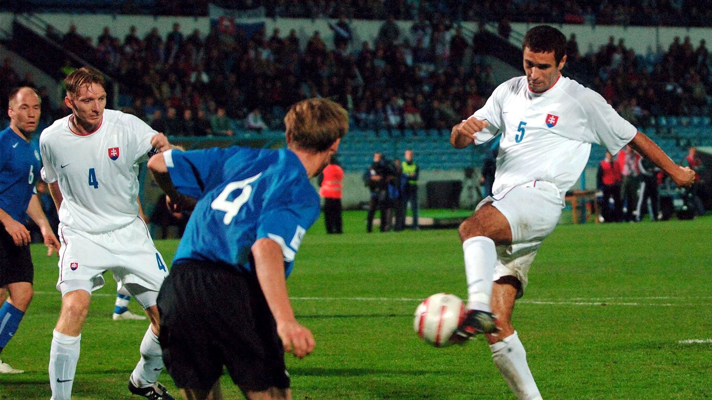 Peter Hlinka (vpravo) v gólovej situácii zo zápasu Slovensko - Estónsko v kvalifikácii MS 2006.