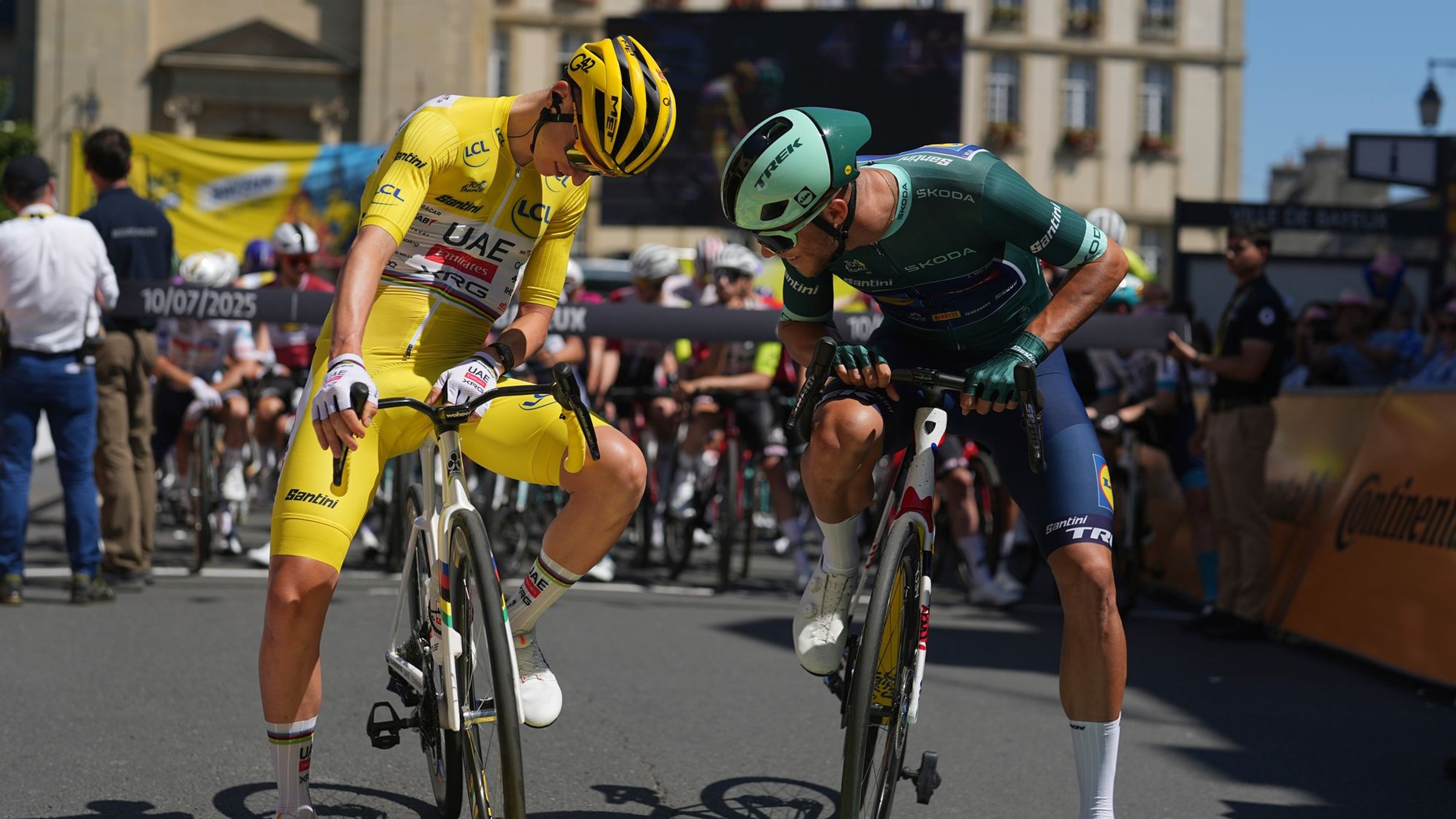 Tadej Pogačar (vľavo) a Jonathan Milan počas Tour de France 2025. 