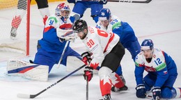 Joe Veleno (v strede) v zápase Slovensko - Kanada na MS v hokeji 2023.