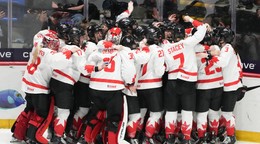 Kanadské hokejistky sa tešia po triumfe vo finále MS v hokeji žien 2024.