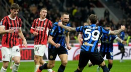 Stefan de Vrij (v strede) sa teší po strelenom góle v zápase AC Miláno - Inter Miláno v 23. kole Serie A.