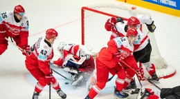 Oliver Lauridsen, Phillip Bruggisser, brankár Frederik Dichow, Oscar Moelgaard, Jesper Jensen, Sidney Crosby a Ryan O'Reilly v zápase Kanada - Dánsko vo štvrťfinále MS v hokeji 2025.