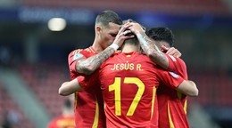 Španielski futbalisti sa tešia po strelenom góle v zápase Španielsko - Taliansko v skupine A na EURO U21 2025.