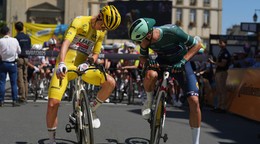Tadej Pogačar (vľavo) a Jonathan Milan počas Tour de France 2025. 