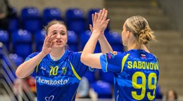 Karina Soskydová, Barbora Sabovová (obe Michalovce) reagujú počas odvety štvrťfinále Európskeho pohára EHF žien v hádzanej MŠK Iuventa Michalovce - Cabooter Fortes Venlo.