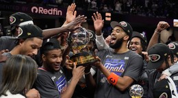 Basketbalisti New York Knicks sa tešia z trofeje po postupe do finále NBA.