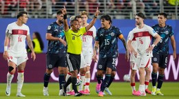 Rozhodca Ivan Arcides Barton Cisneros signalizuje, že si ide pozrieť inkriminovanú situáciu v zápase Paraguaj-Turecko na MS 2026.