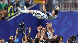 Lionel Messi (10) lietal vo vzduchu.