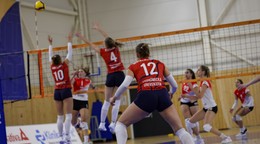 Na snímke v popredí Karolína Matalíková (Slávia EUBA) počas 1. kola volejbalovej Niké extraligy žien KOOPERATIVA Slávia EUBA - ŠK ELBA Prešov.