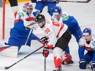 Joe Veleno (v strede) v zápase Slovensko - Kanada na MS v hokeji 2023.