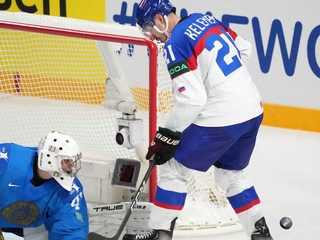 Miloš Kelemen v šanci v zápase Slovensko - Kazachstan na MS v hokeji 2023