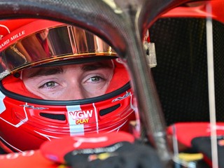 Monacký pretekár Charles Leclerc v monoposte tímu Ferrari.