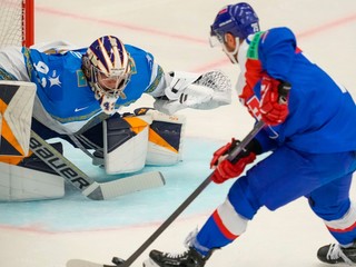 Libor Hudáček strieľa gól počas trestného strieľania v zápase Slovensko - Kazachstan v skupine B na MS v hokeji 2024.