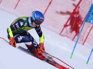 Mikaela Shiffrinová na trati v 1. kole obrovského slalomu v Söldene 2024.