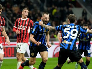 Stefan de Vrij (v strede) sa teší po strelenom góle v zápase AC Miláno - Inter Miláno v 23. kole Serie A.