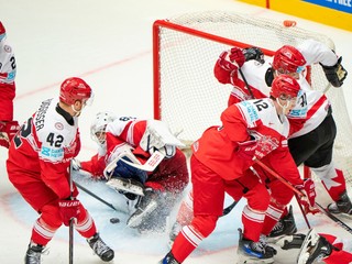 Oliver Lauridsen, Phillip Bruggisser, brankár Frederik Dichow, Oscar Moelgaard, Jesper Jensen, Sidney Crosby a Ryan O'Reilly v zápase Kanada - Dánsko vo štvrťfinále MS v hokeji 2025.