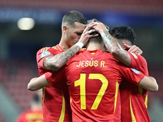 Španielski futbalisti sa tešia po strelenom góle v zápase Španielsko - Taliansko v skupine A na EURO U21 2025.