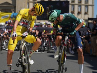 Tadej Pogačar (vľavo) a Jonathan Milan počas Tour de France 2025. 