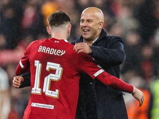 Arne Slot a Conor Bradley