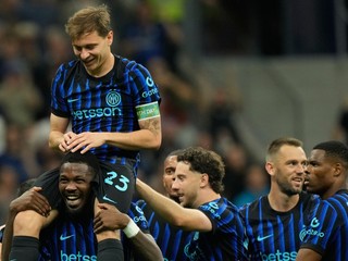 Hráči Interu Miláno oslavujú triumf.
