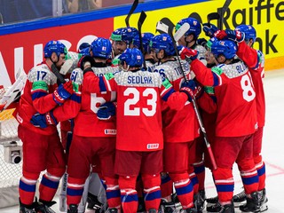 Na snímke hokejisti Česka sa tešia z víťazstva po zápase základnej B-skupiny Slovensko - Česko.