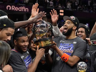 Basketbalisti New York Knicks sa tešia z trofeje po postupe do finále NBA.