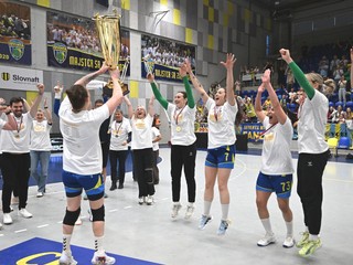 Hádzanárky Michaloviec oslavujú zisk titulu.