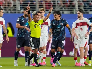 Rozhodca Ivan Arcides Barton Cisneros signalizuje, že si ide pozrieť inkriminovanú situáciu v zápase Paraguaj-Turecko na MS 2026.