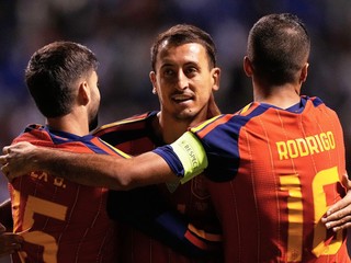 Španielski futbalisti oslavujú gól v príprave pred MS 2026 proti Peru.
