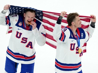 Americkí hokejisti Brady Tkachuk a Matthew Tkachuk budú hrať spolu za Floridu.