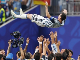 Lionel Messi (10) lietal vo vzduchu.
