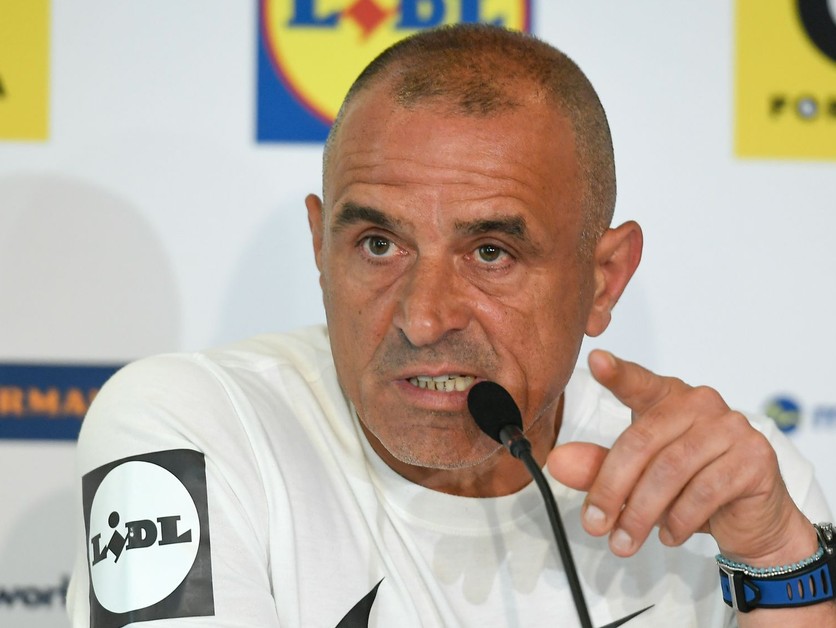 Tréner Francesco Calzona počas tlačovej konferencie.