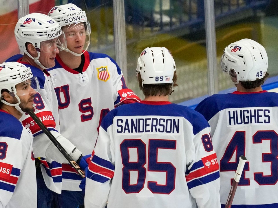 Radosť hokejistov USA v zápase proti Kazachstanu.