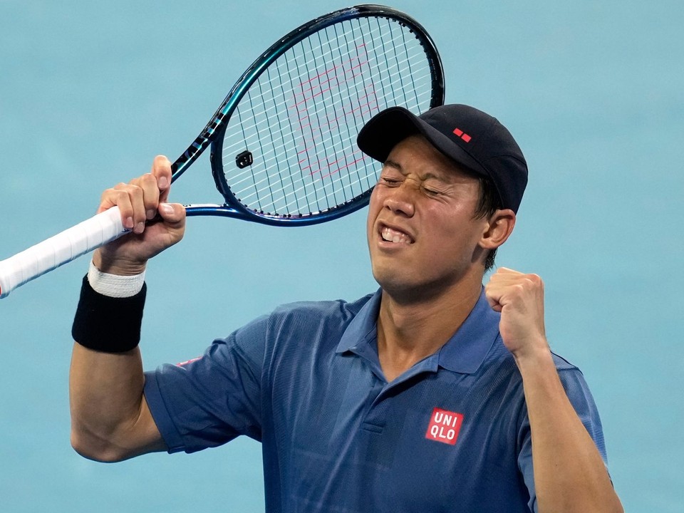 Kei Nišikori oslavuje postup na Australian Open 2025.