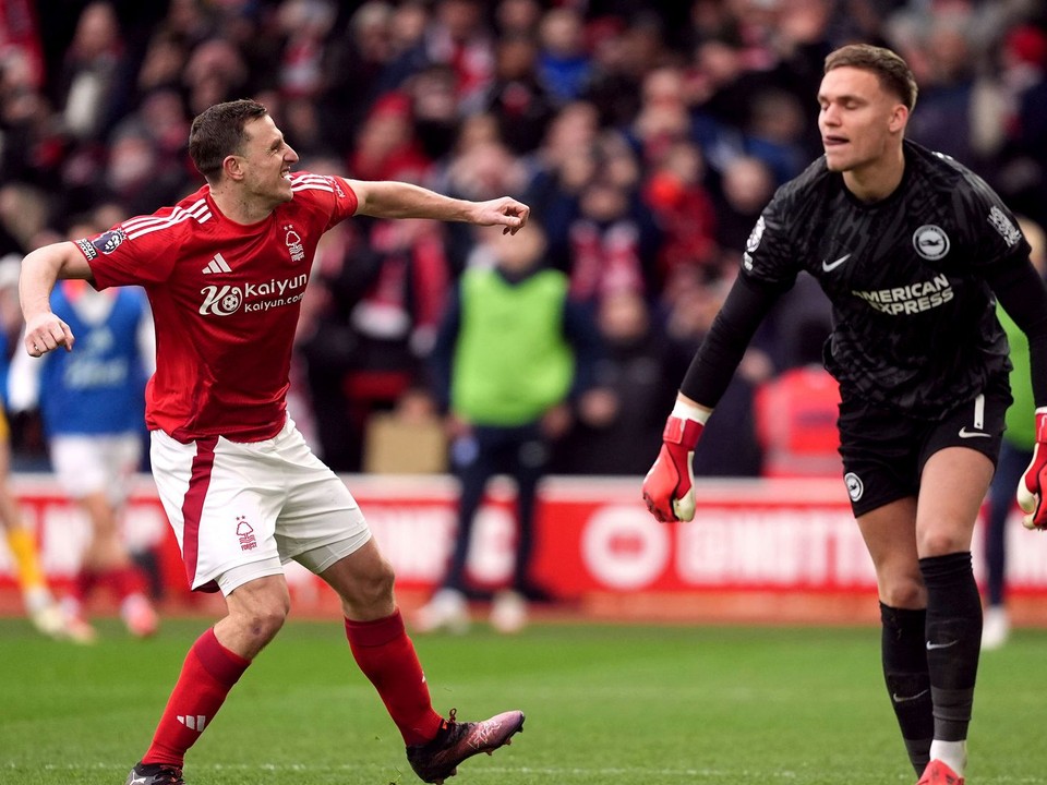 Chris Wood sa teší po strelenom góle v zápase Brighton & Hove Albion - Nottingham Forest v 24. kole Premier League.