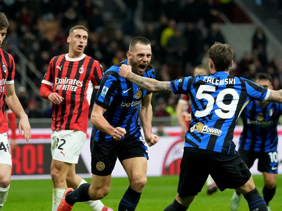 Stefan de Vrij (v strede) sa teší po strelenom góle v zápase AC Miláno - Inter Miláno v 23. kole Serie A.