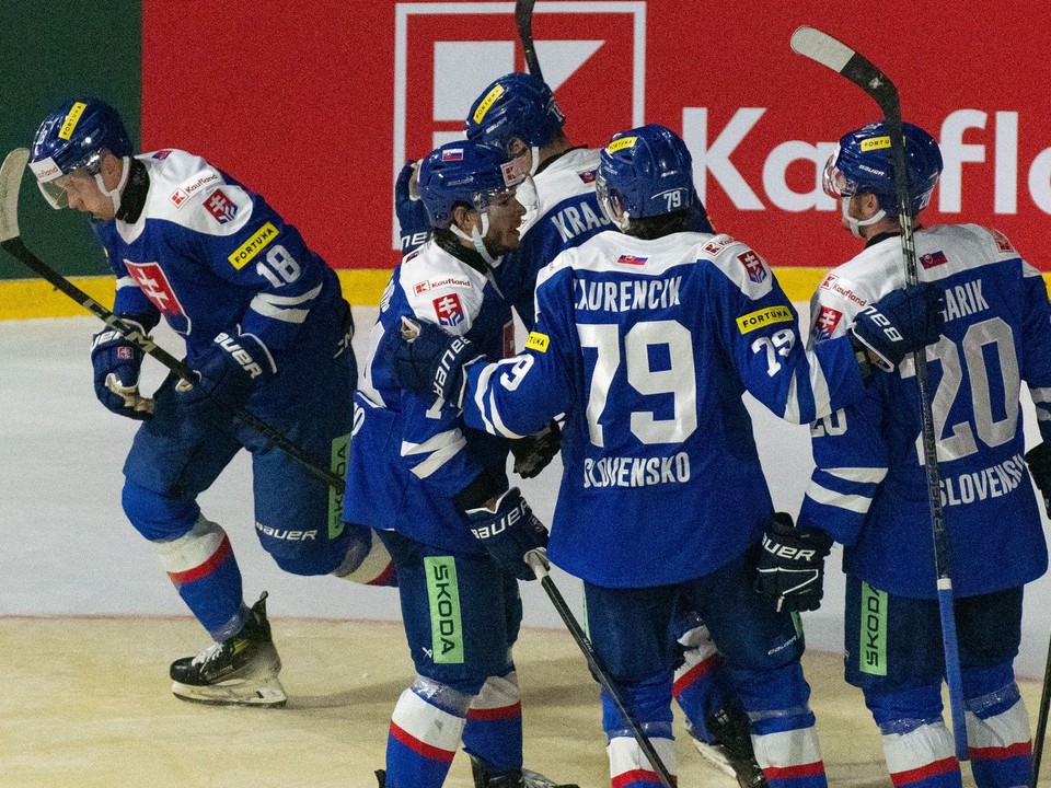 Radosť hráčov Slovenska po prvom góle počas prípravného zápasu pred MS 2025 Slovensko - Nemecko.